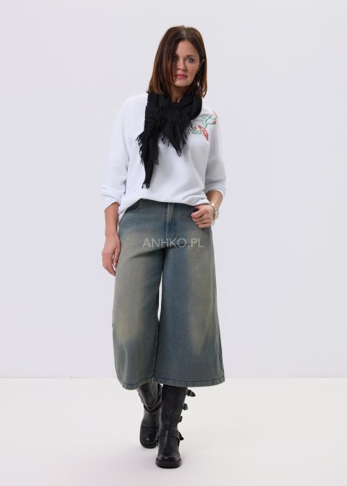 Biała bluzka damska Scarlet Bloom z dekoltem V i haftem kwiatowym przy dekolcie, luźny fason z opuszczoną linią ramion, styl casual.