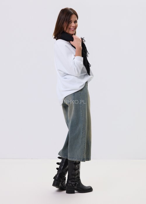 Biała bluzka damska Scarlet Bloom z dekoltem V i haftem kwiatowym przy dekolcie, luźny fason z opuszczoną linią ramion, styl casual.