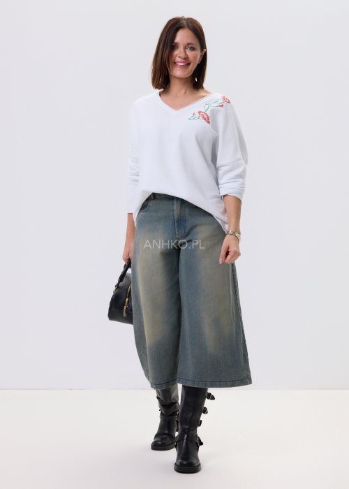 Biała bluzka damska Scarlet Bloom z dekoltem V i haftem kwiatowym przy dekolcie, luźny fason z opuszczoną linią ramion, styl casual.