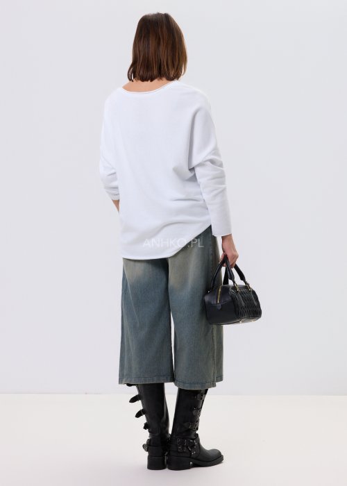 Biała bluzka damska Scarlet Bloom z dekoltem V i haftem kwiatowym przy dekolcie, luźny fason z opuszczoną linią ramion, styl casual.