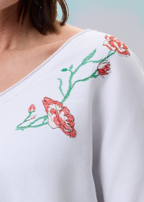 Biała bluzka damska Scarlet Bloom z dekoltem V i haftem kwiatowym przy dekolcie, luźny fason z opuszczoną linią ramion, styl casual.