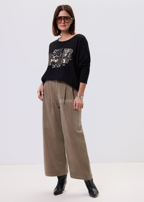 Czarna bluzka damska Urban Savage z wyrazistym nadrukiem animal print i złotymi detalami, dekolt łódka, miejski styl streetwear.