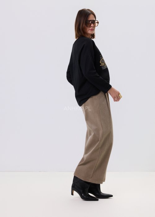 Czarna bluzka damska Urban Savage z wyrazistym nadrukiem animal print i złotymi detalami, dekolt łódka, miejski styl streetwear.