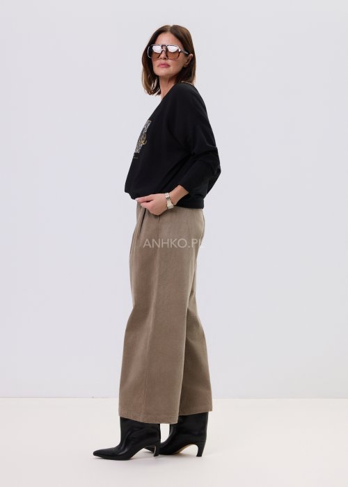 Czarna bluzka damska Urban Savage z wyrazistym nadrukiem animal print i złotymi detalami, dekolt łódka, miejski styl streetwear.