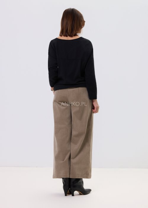 Czarna bluzka damska Urban Savage z wyrazistym nadrukiem animal print i złotymi detalami, dekolt łódka, miejski styl streetwear.