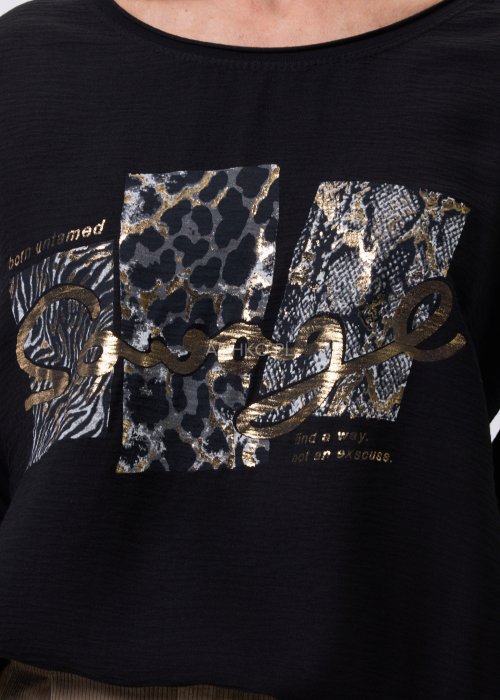Czarna bluzka damska Urban Savage z wyrazistym nadrukiem animal print i złotymi detalami, dekolt łódka, miejski styl streetwear.