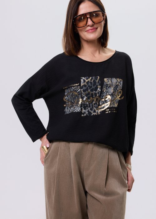 Czarna bluzka damska Urban Savage z wyrazistym nadrukiem animal print i złotymi detalami, dekolt łódka, miejski styl streetwear.