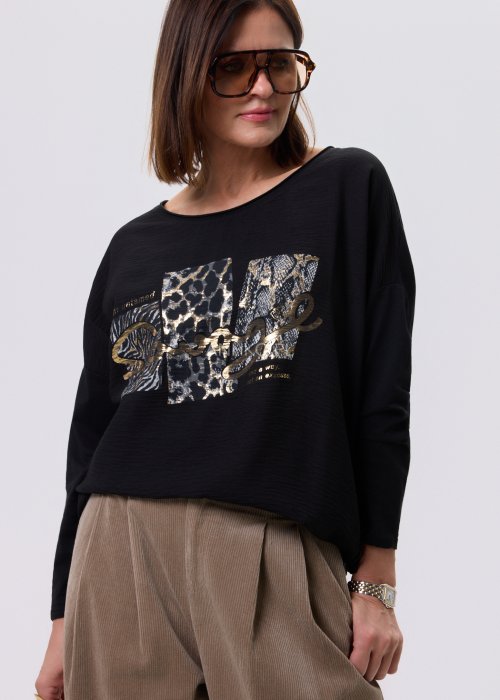 Czarna bluzka damska Urban Savage z wyrazistym nadrukiem animal print i złotymi detalami, dekolt łódka, miejski styl streetwear.