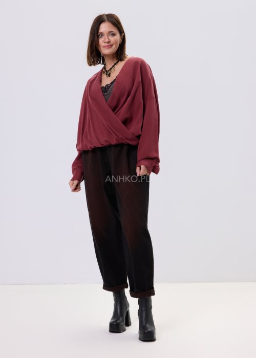 Bluzka damska Elira Wrap w kolorze wina z dekoltem kopertowym, lejąca tkanina Tencel, luźny fason z długim rękawem, styl casual.