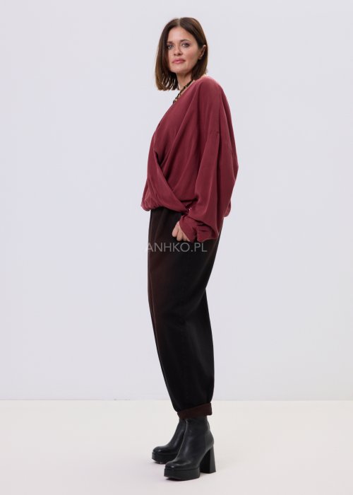 Bluzka damska Elira Wrap w kolorze wina z dekoltem kopertowym, lejąca tkanina Tencel, luźny fason z długim rękawem, styl casual.