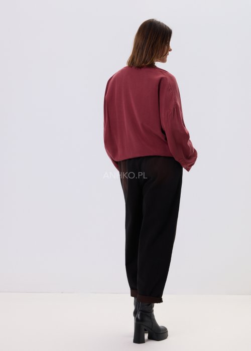 Bluzka damska Elira Wrap w kolorze wina z dekoltem kopertowym, lejąca tkanina Tencel, luźny fason z długim rękawem, styl casual.