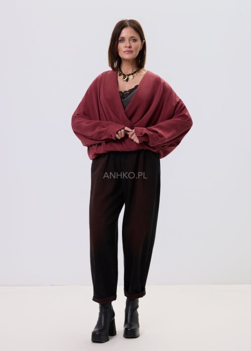 Bluzka damska Elira Wrap w kolorze wina z dekoltem kopertowym, lejąca tkanina Tencel, luźny fason z długim rękawem, styl casual.