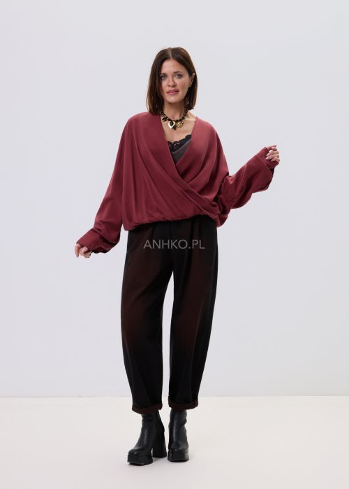 Bluzka damska Elira Wrap w kolorze wina z dekoltem kopertowym, lejąca tkanina Tencel, luźny fason z długim rękawem, styl casual.