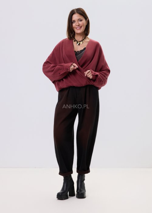 Bluzka damska Elira Wrap w kolorze wina z dekoltem kopertowym, lejąca tkanina Tencel, luźny fason z długim rękawem, styl casual.