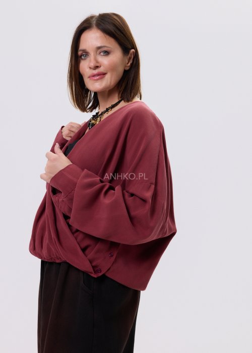 Bluzka damska Elira Wrap w kolorze wina z dekoltem kopertowym, lejąca tkanina Tencel, luźny fason z długim rękawem, styl casual.