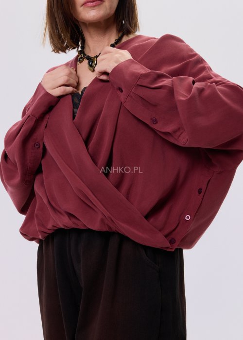 Bluzka damska Elira Wrap w kolorze wina z dekoltem kopertowym, lejąca tkanina Tencel, luźny fason z długim rękawem, styl casual.