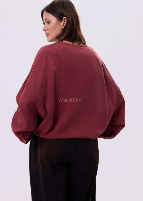 Bluzka damska Elira Wrap w kolorze wina z dekoltem kopertowym, lejąca tkanina Tencel, luźny fason z długim rękawem, styl casual.