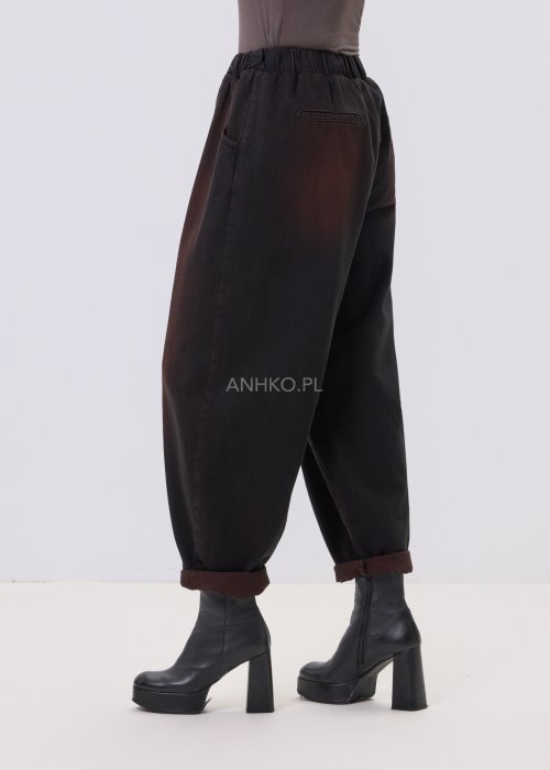 Czarne jeansy damskie Riven Fade z efektem washed i brązowym cieniowaniem, luźny krój relaxed, elastyczna guma w pasie, styl casual.