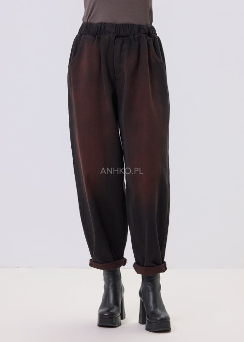 Czarne jeansy damskie Riven Fade z efektem washed i brązowym cieniowaniem, luźny krój relaxed, elastyczna guma w pasie, styl casual.