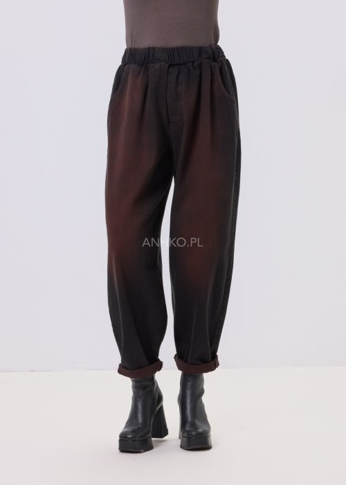 Czarne jeansy damskie Riven Fade z efektem washed i brązowym cieniowaniem, luźny krój relaxed, elastyczna guma w pasie, styl casual.