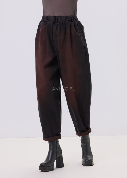 Czarne jeansy damskie Riven Fade z efektem washed i brązowym cieniowaniem, luźny krój relaxed, elastyczna guma w pasie, styl casual.