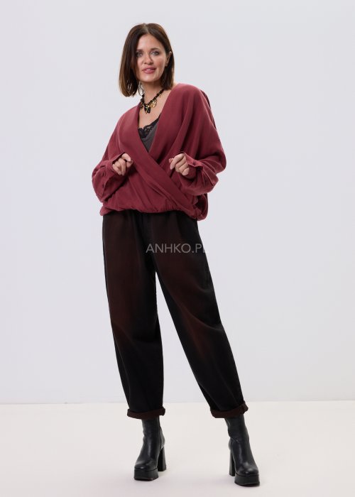 Czarne jeansy damskie Riven Fade z efektem washed i brązowym cieniowaniem, luźny krój relaxed, elastyczna guma w pasie, styl casual.