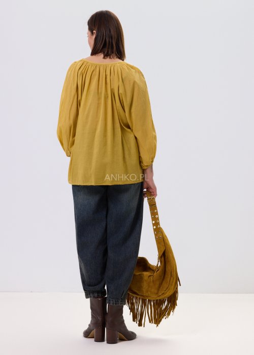 Musztardowa bluzka damska o luźnym kroju z haftowanym dekoltem V i długim rękawem, zestawiona z jeansami w casualowej stylizacji.