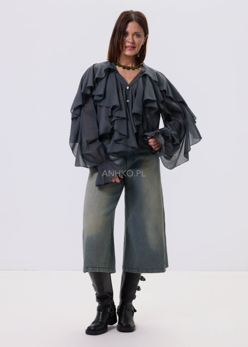 Grafitowa bluzka damska Liora Drift z dekoracyjnymi falbanami z przodu, luźny krój oversize, dekolt V i długie rękawy, styl casual.