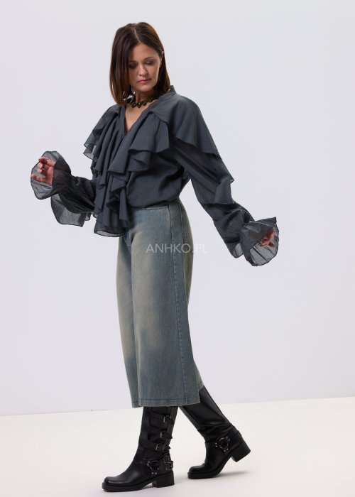 Grafitowa bluzka damska Liora Drift z dekoracyjnymi falbanami z przodu, luźny krój oversize, dekolt V i długie rękawy, styl casual.