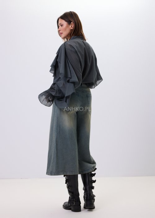 Grafitowa bluzka damska Liora Drift z dekoracyjnymi falbanami z przodu, luźny krój oversize, dekolt V i długie rękawy, styl casual.