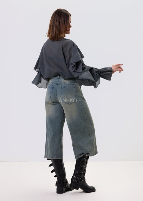 Grafitowa bluzka damska Liora Drift z dekoracyjnymi falbanami z przodu, luźny krój oversize, dekolt V i długie rękawy, styl casual.