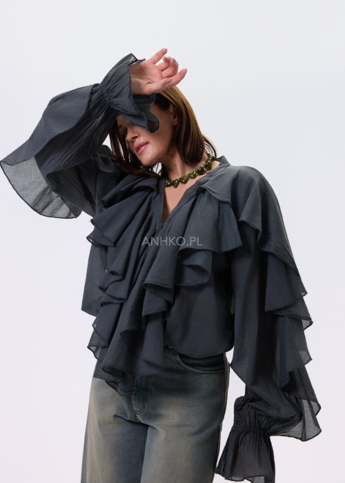 Grafitowa bluzka damska Liora Drift z dekoracyjnymi falbanami z przodu, luźny krój oversize, dekolt V i długie rękawy, styl casual.