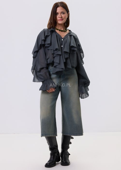 Grafitowa bluzka damska Liora Drift z dekoracyjnymi falbanami z przodu, luźny krój oversize, dekolt V i długie rękawy, styl casual.