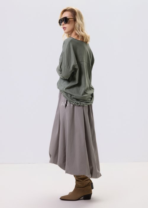 Khaki bluzka damska o luźnym kroju z subtelnym, wytłaczanym wzorem, zestawiona z szerokimi spodniami w casualowej stylizacji