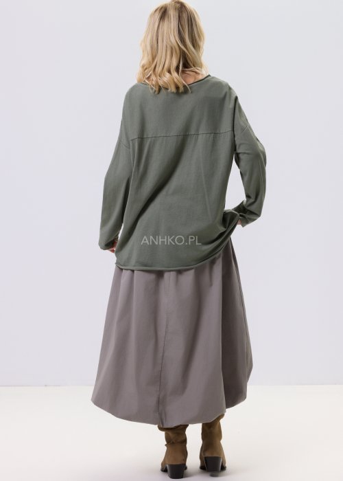 Khaki bluzka damska o luźnym kroju z subtelnym, wytłaczanym wzorem, zestawiona z szerokimi spodniami w casualowej stylizacji