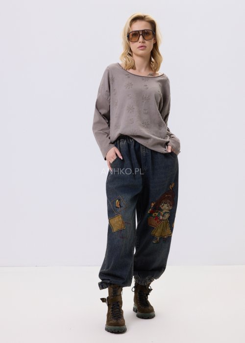 Bluzka damska w kolorze taupe z tłoczonym wzorem kwiatów i kropek, o luźnym kroju i długim rękawie, zestawiona z jeansami w casualowej stylizacji.