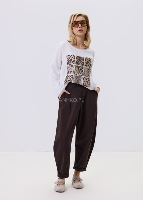 Ciemnobrązowe spodnie damskie Basco z szeroką nogawką zwężaną ku dołowi i gumką w pasie, zestawione ze sportowym obuwiem w stylizacji casualowej