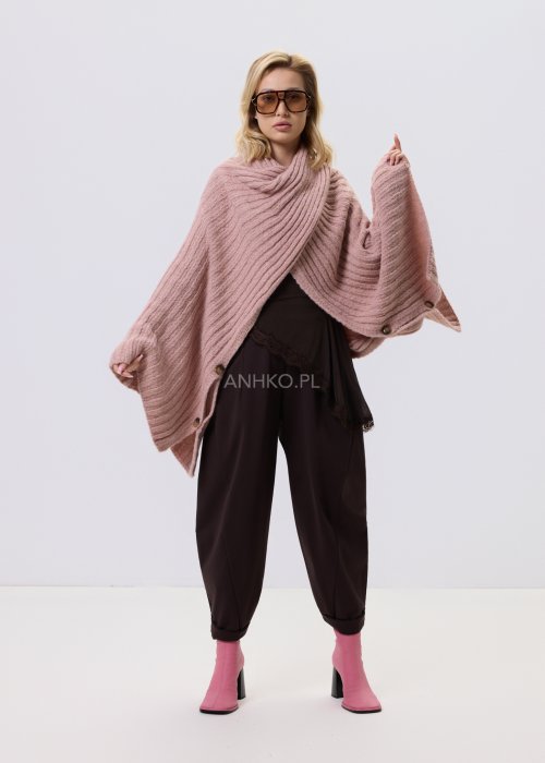 Ciemnobrązowe spodnie damskie Basco z szeroką nogawką zwężaną ku dołowi i gumką w pasie, zestawione ze sportowym obuwiem w stylizacji casualowej