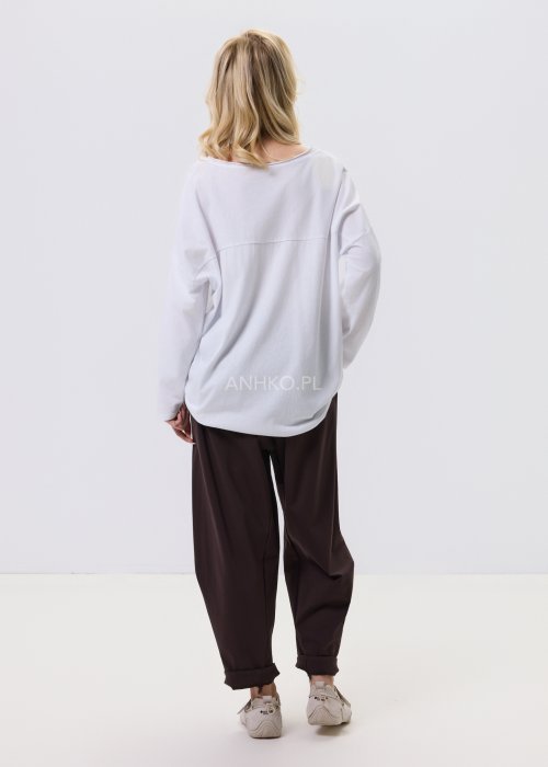 Ciemnobrązowe spodnie damskie Basco z szeroką nogawką zwężaną ku dołowi i gumką w pasie, zestawione ze sportowym obuwiem w stylizacji casualowej