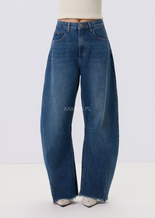 Jeansy damskie Driftline w kolorze ciemnego denimu o szerokiej nogawce i surowym wykończeniu dołu, stylizowane z jasnym topem i botkami na obcasie.