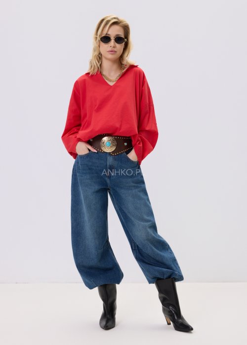 Jeansy damskie Driftline w kolorze ciemnego denimu o szerokiej nogawce i surowym wykończeniu dołu, stylizowane z jasnym topem i botkami na obcasie.