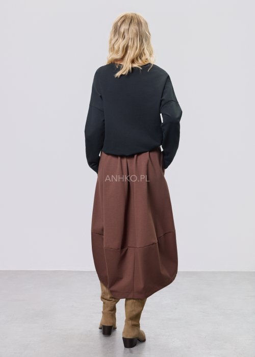 Czarna bluzka oversize z haftowanym napisem „Los Angeles” w stylu vintage. Stylizacja z brązową spódnicą midi i szerokim paskiem z ozdobną klamrą.