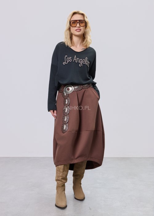 Czarna bluzka oversize z haftowanym napisem „Los Angeles” w stylu vintage. Stylizacja z brązową spódnicą midi i szerokim paskiem z ozdobną klamrą.