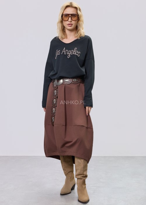 Czarna bluzka oversize z haftowanym napisem „Los Angeles” w stylu vintage. Stylizacja z brązową spódnicą midi i szerokim paskiem z ozdobną klamrą.