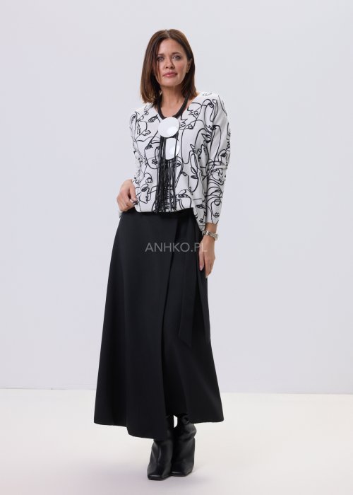 Biały cienki sweter damski Vinci z czarnym artystycznym printem twarzy, prosty krój, dekolt V i długie rękawy, styl casual.