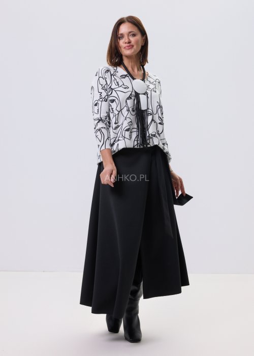 Biały cienki sweter damski Vinci z czarnym artystycznym printem twarzy, prosty krój, dekolt V i długie rękawy, styl casual.