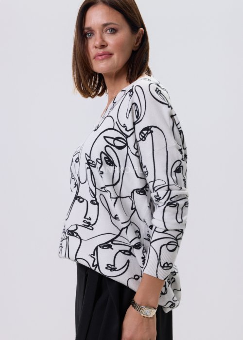 Biały cienki sweter damski Vinci z czarnym artystycznym printem twarzy, prosty krój, dekolt V i długie rękawy, styl casual.