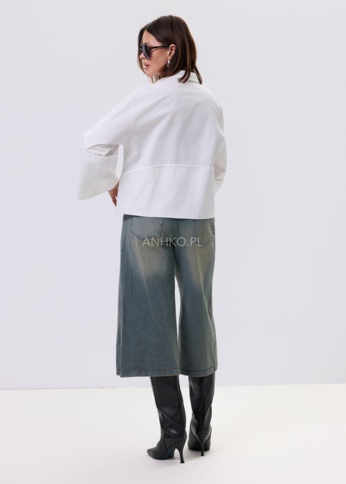 Biała koszula damska Velin Soft o luźnym kroju z długim rękawem i minimalistycznym wykończeniem, stylizowana z szerokimi spodniami i botkami.