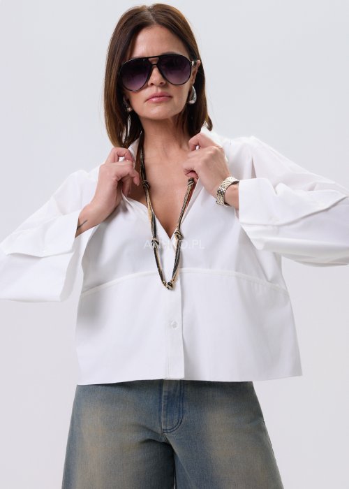 Biała koszula damska Velin Soft o luźnym kroju z długim rękawem i minimalistycznym wykończeniem, stylizowana z szerokimi spodniami i botkami.