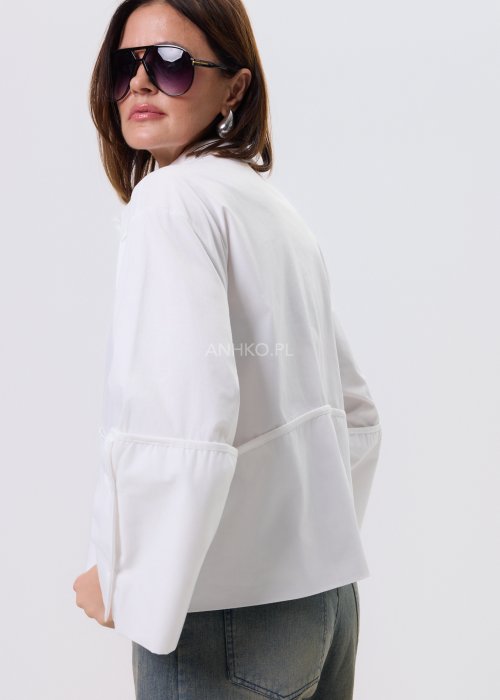 Biała koszula damska Velin Soft o luźnym kroju z długim rękawem i minimalistycznym wykończeniem, stylizowana z szerokimi spodniami i botkami.
